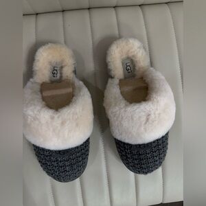 UGG cozy slippers size 7